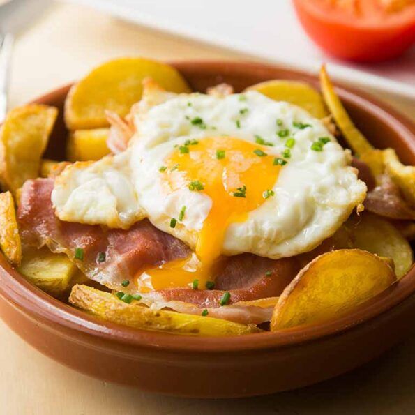 Huevos rotos con jamón receta fácil